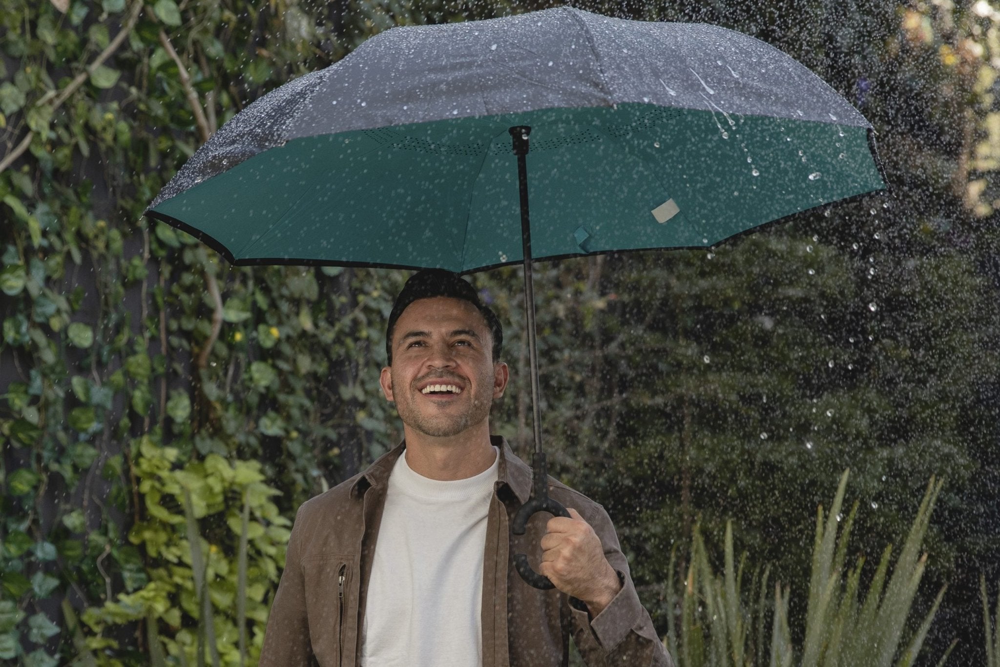 Icono Plano Moderno De Protección Contra La Lluvia | Vector Premium